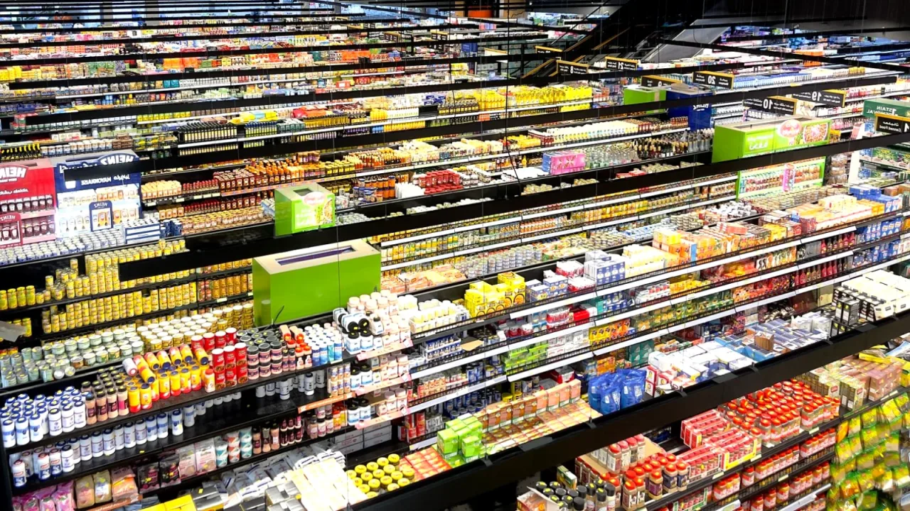 Market rafında farklı gramajlı ürünler